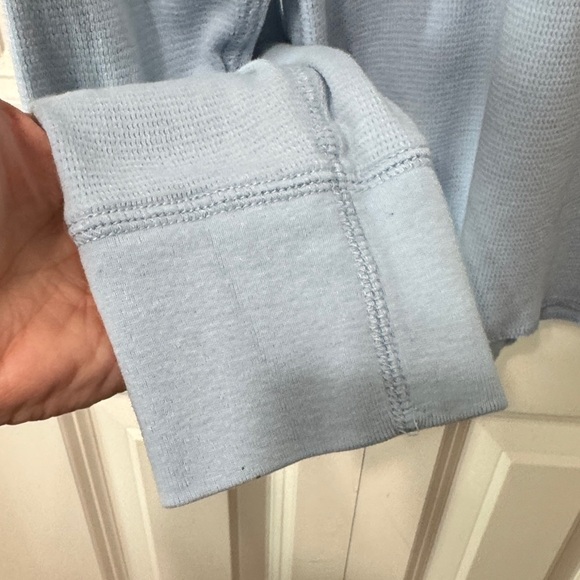 GAP Men's Athletic Fit Sky Blue Long Sleeve Tee - Picture 3 of 7